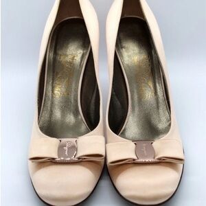 Satin bridal Vintage Authentic Ferragamo heels Size 10B